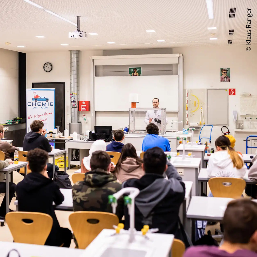 Alexander Prochazka im Klassenzimmer