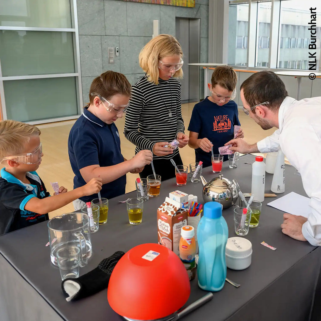 Kinder beim Experimentieren