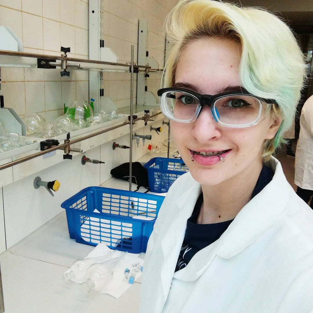 Stefanie Allworth in einem Chemielabor