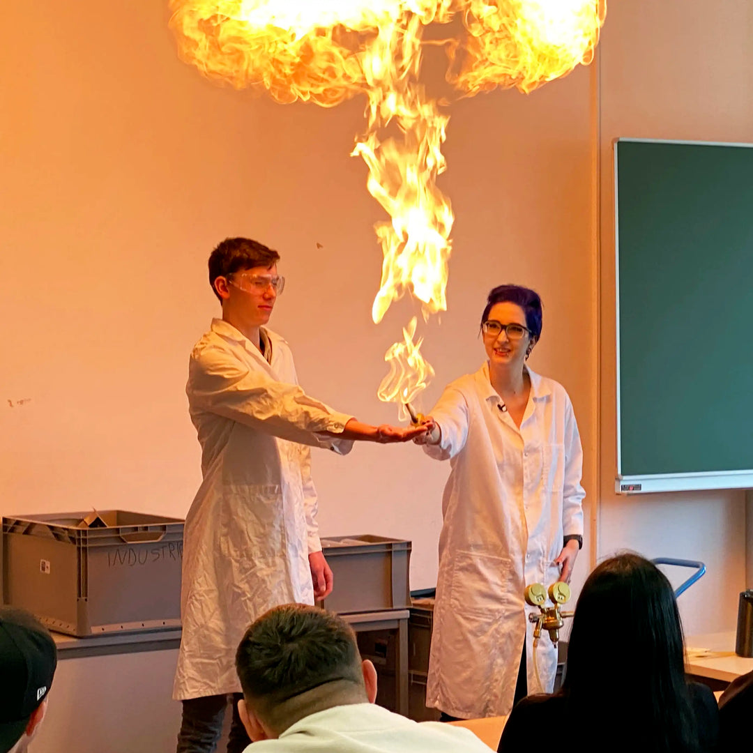Stefanie Allworth mit Feuer im Klassenzimmer