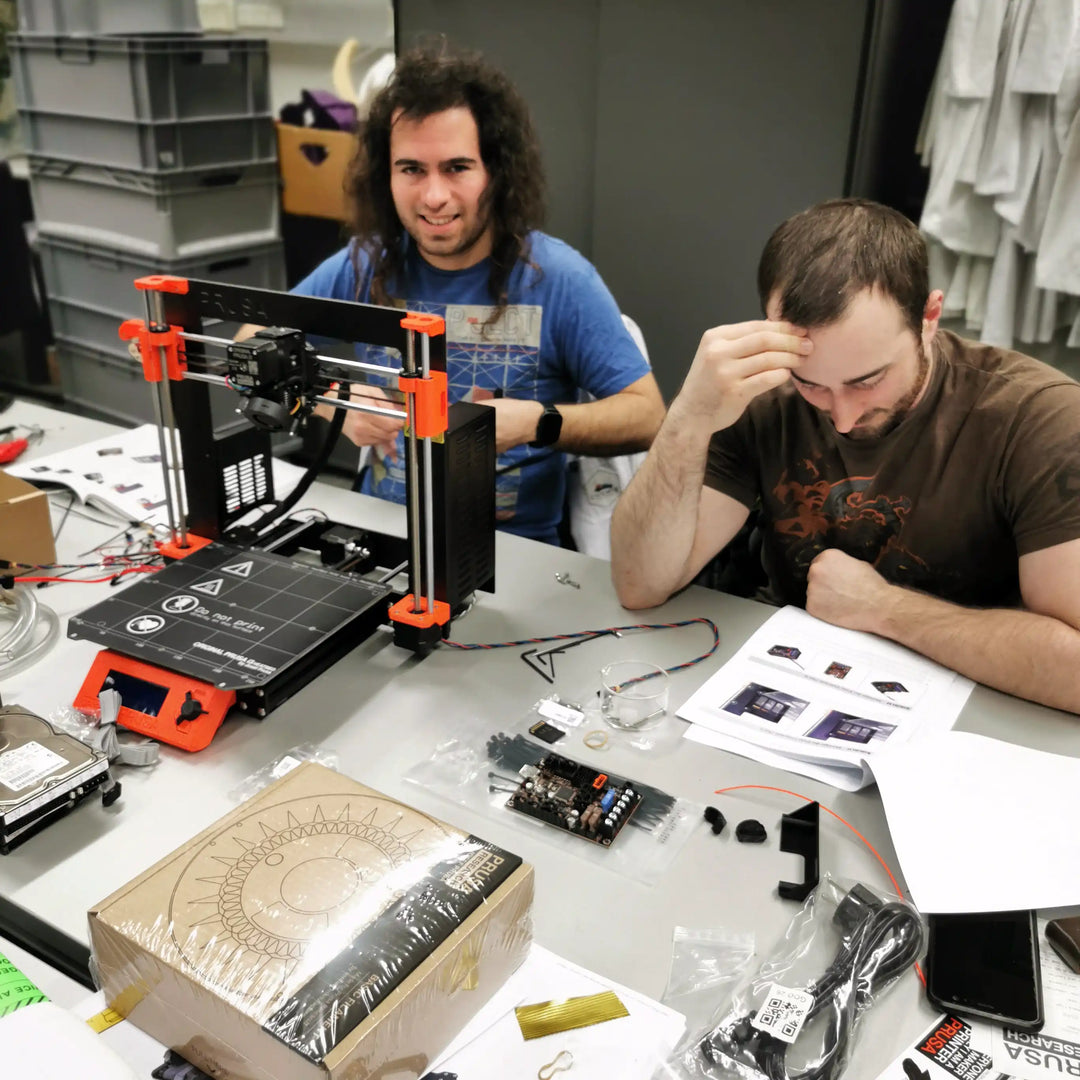 Michael Leitzenberger und Alexander Prochazka beim Bau eines 3D Druckers